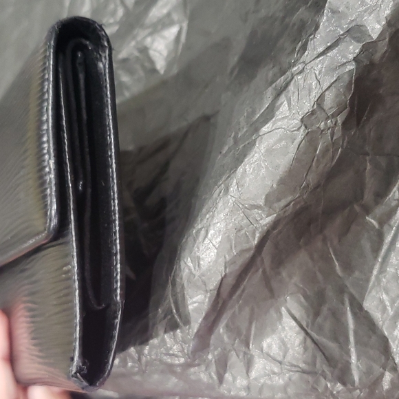 FINAL SALE Louis Vuitton epi wallet - Picture 6 of 11